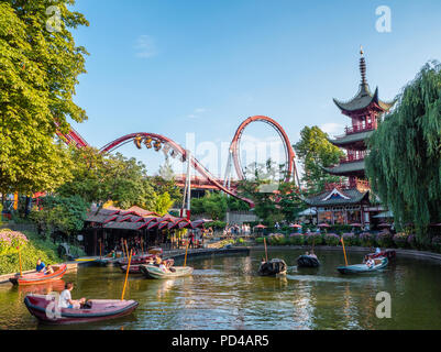 Le Dragon Boats, lac et montagnes russes, les jardins de Tivoli, Copenhague, Danemark, Europe. Banque D'Images