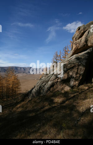 Paysage rocheux et ciel bleu, la Mongolie Banque D'Images