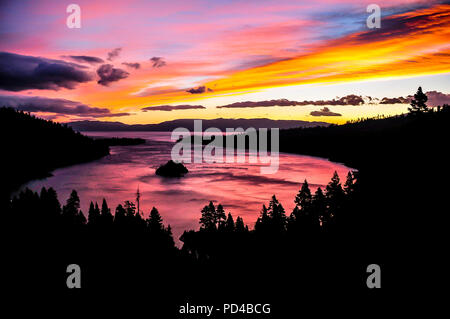 Lever de soleil sur l'Emerald Bay State Park Banque D'Images
