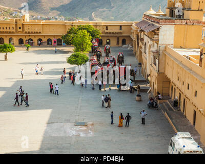 Jaipur, Inde - le 10 mars 2018 : les touristes visitant l'équitation et des éléphants au Fort Amber à Jaipur, Rajasthan, Inde. Banque D'Images