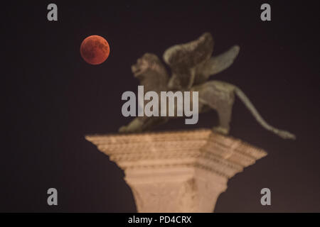 L'éclipse lunaire totale est vu près du Lion de Venise, à la place St Marc. Banque D'Images