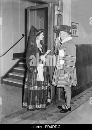 28e Septembre 1946. Royal Albert Hall, Londres, Angleterre. Une balle cinq Arts. La première pleine échelle costumé depuis la fin de la Seconde Guerre mondiale, a eu lieu au profit de l'hôpital Royal Free. Photo montre Mme Ken Looker comme une dame parle espagnol Programme vendeur avec son mari M. John Looker comme un Beefeater. Banque D'Images