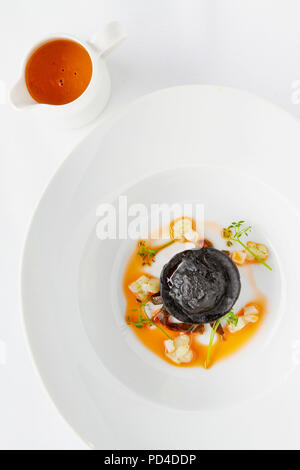 Bisque de homard soupe à l'encre de seiche Tortellini Banque D'Images