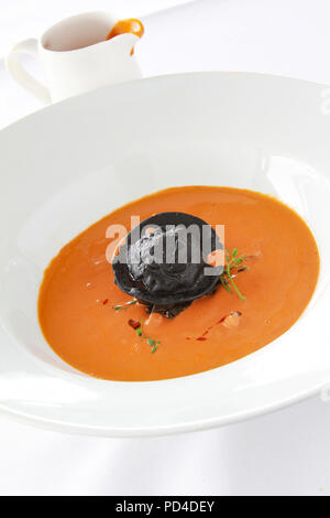 Bisque de homard soupe à l'encre de seiche Tortellini Banque D'Images