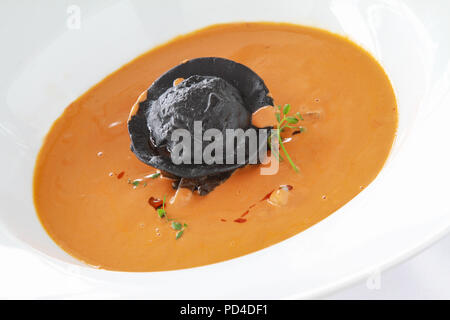 Bisque de homard soupe à l'encre de seiche Tortellini Banque D'Images