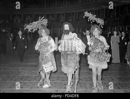 28e Septembre 1946. Royal Albert Hall, Londres, Angleterre. Une balle cinq Arts. La première pleine échelle costumé depuis la fin de la Seconde Guerre mondiale, a eu lieu au profit de l'hôpital Royal Free. Photo montre que "La Grande-Bretagne préhistorique peut le faire', un tableau portant l'illusion de la "Grande-Bretagne peut rendre' des temps. De gauche à droite, M. et Mme J. W. Fiske, et Mme R. P. Crampton. Banque D'Images