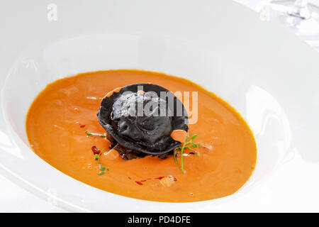 Bisque de homard soupe à l'encre de seiche Tortellini Banque D'Images