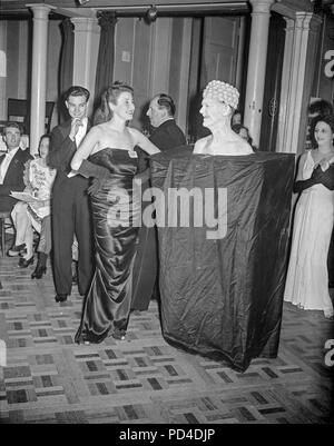 28e Septembre 1946. Royal Albert Hall, Londres, Angleterre. Une balle cinq Arts. La première pleine échelle costumé depuis la fin de la Seconde Guerre mondiale, a eu lieu au profit de l'hôpital Royal Free. Photo montre Mlle Audrey la bardane, vêtu comme Gilda, sondant un "plaster bust', M. J. Higgins. Banque D'Images