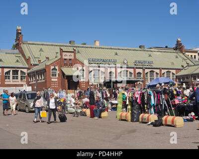 Hietalahti brocante sur la place par Hietalahden kauppahalli (halle) est un lieu populaire dans l'été, bonnes affaires dans le textile, le verre et plus Banque D'Images