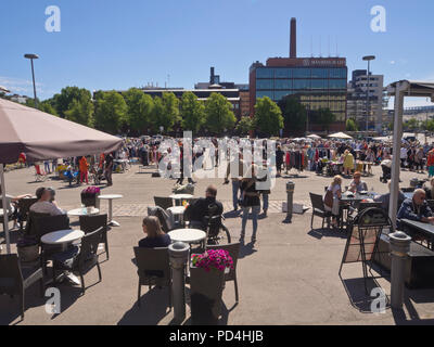 Hietalahti brocante sur la place par Hietalahden kauppahalli (halle) est un lieu populaire dans l'été, bonnes affaires dans le textile, le verre et plus Banque D'Images