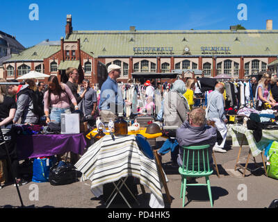 Hietalahti brocante sur la place par Hietalahden kauppahalli (halle) est un lieu populaire dans l'été, bonnes affaires dans le textile, le verre et plus Banque D'Images