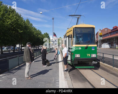 La ligne de tram no 5 vous emmène de la gare à la gare maritime de Katajanokka, Helsinki Finlande Banque D'Images