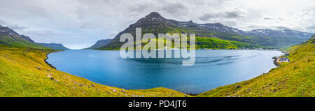 Vue panoramique de beaux fjords près de Seydisfjordur dans l'Est de l'Islande, l'heure d'été, panorama Banque D'Images