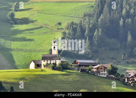 Vue panoramique de San Vigilio di Marebbe une belle ville dans le Tyrol du Sud sur les Dolomites mountines Banque D'Images