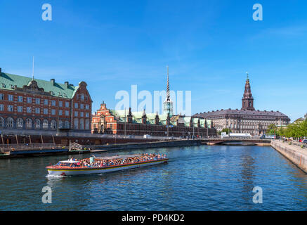 Croisière sur le canal à l'Slotsholmens vers Børsen (Stock Exchange) et la fente (Christiansborg Christiansborg Palace), Copenhague, Danemark Banque D'Images