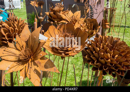 Une collection de plantes et jardin œuvres artistiques faites de métal rouillé au Malvern 2018 RHS Spring Show, Worcestershire, Angleterre, RU Banque D'Images