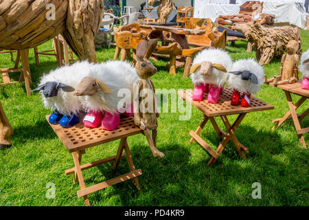 Une collection de modèles d'humour de moutons portant des bottes wellington colorés au Malvern 2018 RHS Spring Show, Worcestershire, Angleterre, RU Banque D'Images