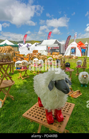 Une collection de modèles d'humour de moutons portant des bottes wellington colorés au Malvern 2018 RHS Spring Show, Worcestershire, Angleterre, RU Banque D'Images