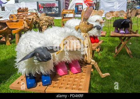 Une collection de modèles d'humour de moutons portant des bottes wellington colorés au Malvern 2018 RHS Spring Show, Worcestershire, Angleterre, RU Banque D'Images