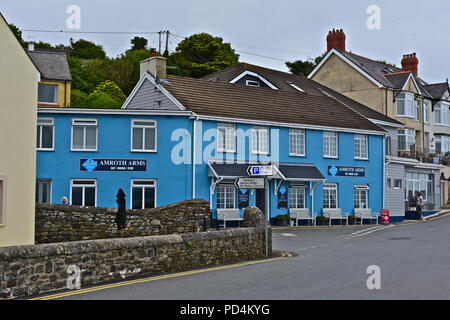 L'Amroth Arms public house surplombe la mer et est situé dans le centre de la station balnéaire de Pembrokeshire Amroth Banque D'Images
