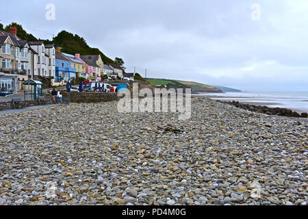 La plage de galets au joli village balnéaire de Amroth près de Tenby, Pembrokeshire, mène à une plage de sable à marée basse. Banque D'Images