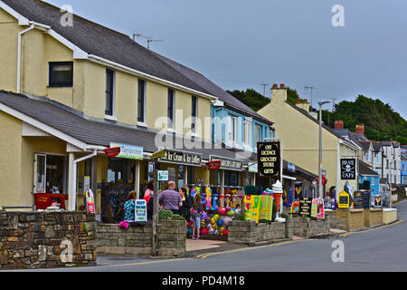 Parcourir les vacanciers les marchandises en vente à l'Épicerie Osborne & Cadeaux, Amroth, Pembrokeshire, sur une journée d'été ! Le Pirate Café est à côté Banque D'Images