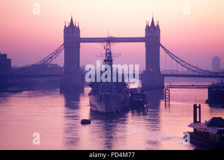 1986 HISTORICAL HMS BELFAST HISTORICAL TOWER BRIDGE TOWER BRIDGE (©HORACE JONES & JOHN WOLFE BARRY 1894) RIVER THAMES LONDRES ANGLETERRE ROYAUME-UNI Banque D'Images