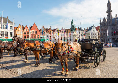 Cheval et pièges dans Markt, Bruges utilisé pour prendre des photos de touristes sur un tour de ville, Bruges, Belgique Banque D'Images