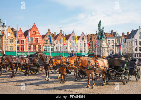 Cheval et pièges dans Markt, Bruges utilisé pour prendre des photos de touristes sur un tour de ville, Bruges, Belgique Banque D'Images