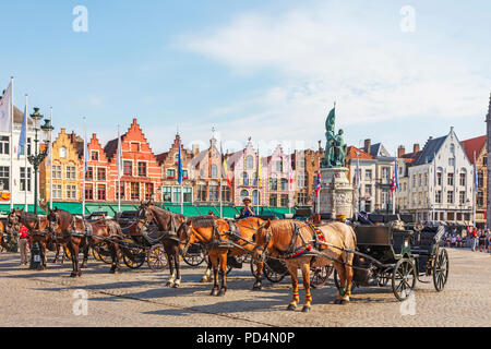 Cheval et pièges dans Markt, Bruges utilisé pour prendre des photos de touristes sur un tour de ville, Bruges, Belgique Banque D'Images