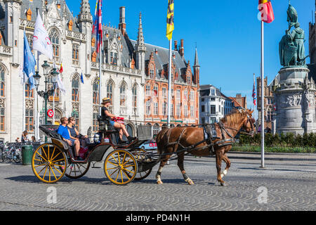 Cheval et touristes en piège pour une visite de la ville, Markt, Bruges, Belgique Banque D'Images