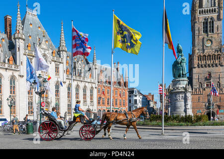 Cheval et touristes en piège pour une visite de la ville, Markt, Bruges, Belgique Banque D'Images