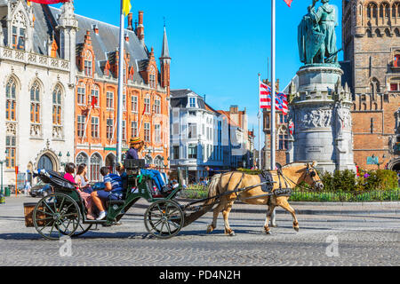 Cheval et touristes en piège pour une visite de la ville, Markt, Bruges, Belgique Banque D'Images