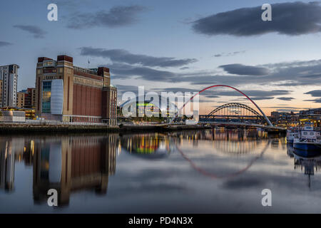 À la recherche de l'autre côté de la rivière Tyne à Gateshead Baltique et de sauge de Newcastle Quayside Banque D'Images