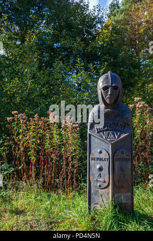 Un Waymarker sur le méridien dans la forêt de Wyre, Worcestershire, Angleterre. Banque D'Images