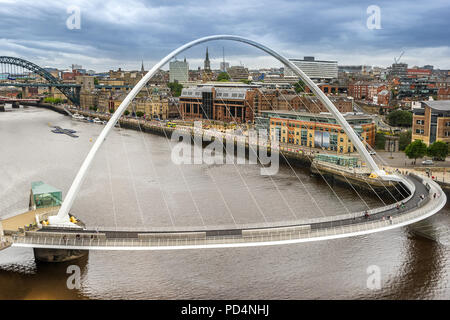 À la recherche de l'autre côté de la rivière Tyne au pont du millénaire de Gateshead et Newcastle Banque D'Images