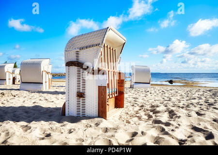 Sweats panier en osier chaises sur une plage, vacances d'concept. Banque D'Images