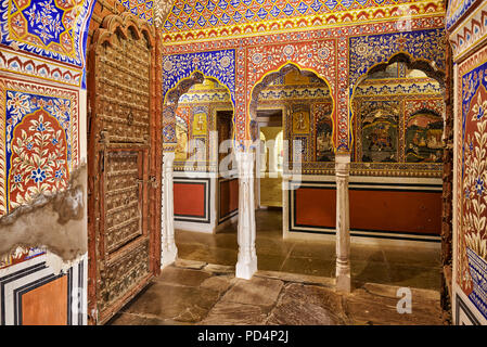 Tourné à l'intérieur de peintures murales dans le Fort et le Hôtel Mandawa, Mandawa, la région de Shekhawati, Rajasthan, Inde Banque D'Images