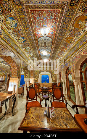 Tourné à l'intérieur de peintures murales dans le Fort et le Hôtel Mandawa, Mandawa, la région de Shekhawati, Rajasthan, Inde Banque D'Images