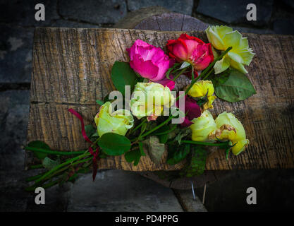 Bouquet de roses fanées, Valentines Day en fin Banque D'Images