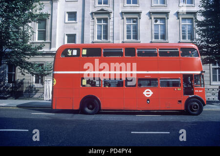 Portrait HISTORIQUE DE 1987 AEC ROUTEMASTER bus à impériale rouge (©London Transport 1956) WHITEHALL LONDON ENGLAND UK Banque D'Images