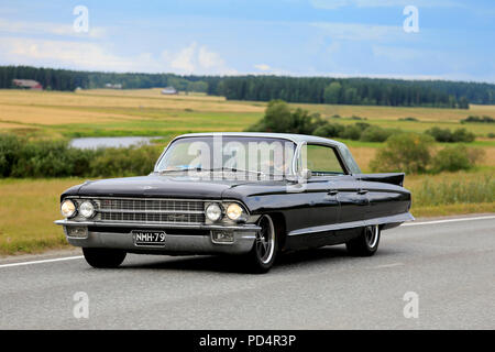 VAULAMMI, FINLANDE - le 4 août 2018 : Classic black Cadillac sur SCENIC ROAD sur Maisemaruise 2018 car cruise dans Tawastia proprement dite, la Finlande. Événement public. Banque D'Images