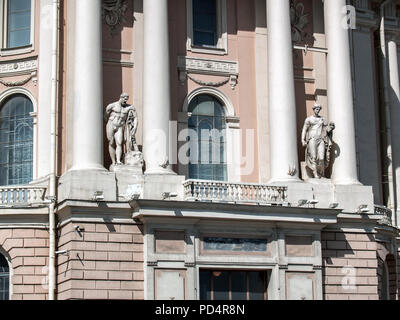 Une partie du bâtiment de l'Académie des arts de Saint-Pétersbourg sur la façade en terre de l'université avec colonnes et sculptures antiques de grandes fenêtres sur Banque D'Images