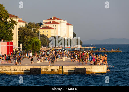 Zadar, Croatie - Juillet 24, 2018 : foule de gens de la vieille ville de Zadar à l'orgue de la mer avant le coucher du soleil Banque D'Images