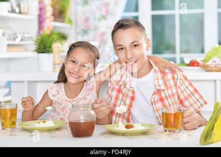 Frère et soeur de prendre le petit déjeuner Banque D'Images