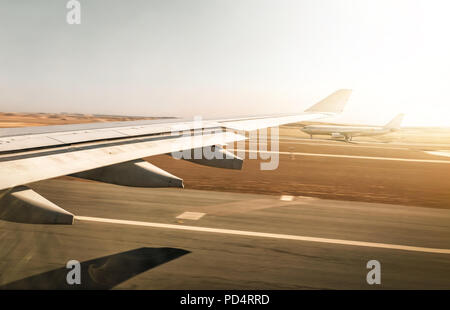 Vue aérienne de la fenêtre de l'avion tout en décollant de la piste de l'aéroport Banque D'Images