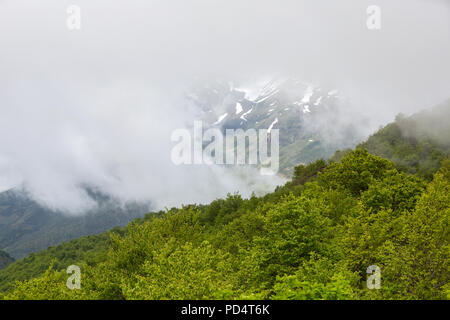 Paysage de montagne dans le parc national de Picos de Europa, l'Espagne, les Asturies. La neige sur les sommets des montagnes. Banque D'Images