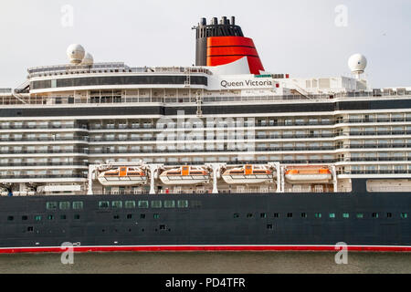 La reine Victoria Cunard Cruise ship in port, Amsterdam, Pays-Bas Banque D'Images