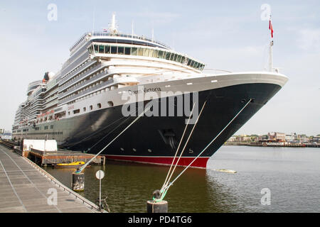 La reine Victoria Cunard Cruise ship in port, Amsterdam, Pays-Bas Banque D'Images