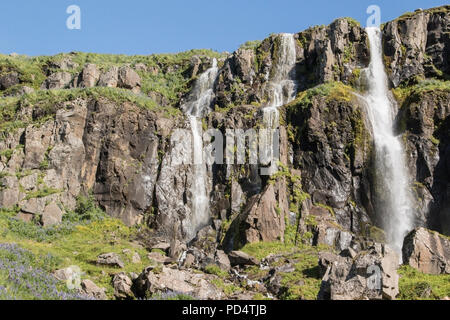 Chute d'eau à Seydisfjordur, Islande Banque D'Images